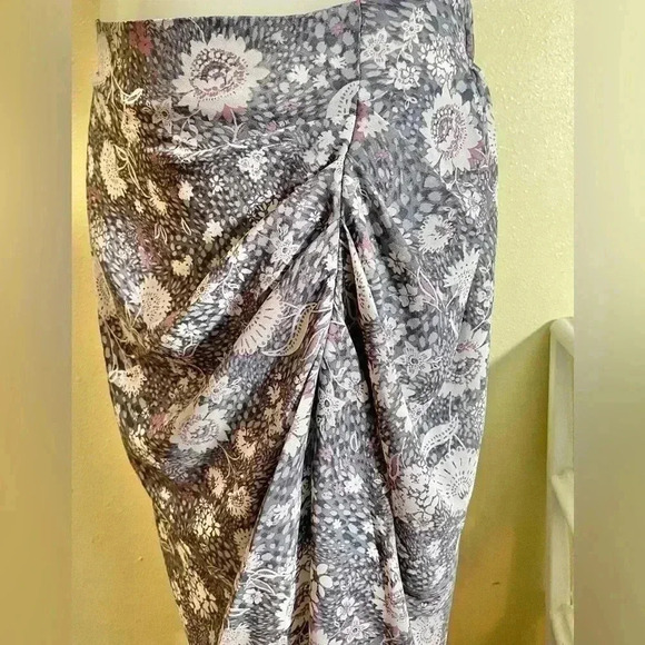 Supply and Demand Women’s Size M Zhuri Floral Asymmetrical Ruched Skirt Gray NEW - Picture 7 of 11